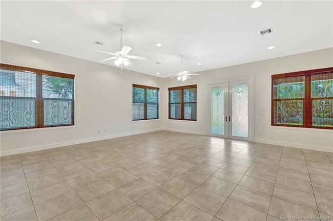 Building Photo - 311 SE Cardinal Way