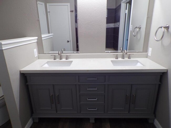 Building Photo - 5006 Parkwood Dr