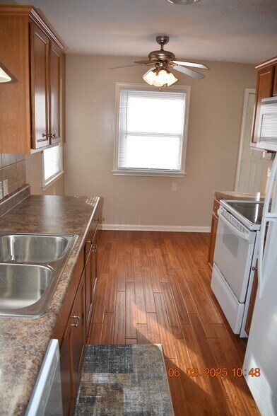 Building Photo - 711 S 68th Ave