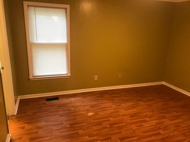 Building Photo - Nice Updated 3 bedrom 2 Bath Home in Becke...