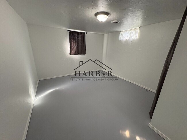 Building Photo - 1/2 Off first full month of rent!