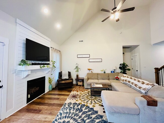 Building Photo - Georgous Large Open Floor Plan Home with Easy Commute to Nashville
