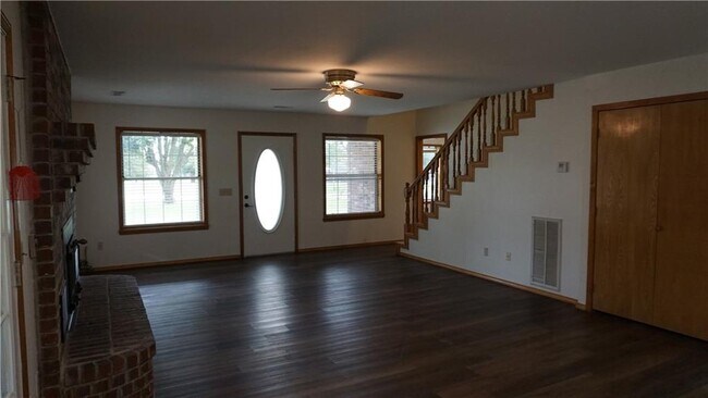 Building Photo - 107 N Elm Springs Rd