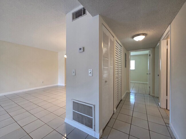 Building Photo - 605 Northlake Blvd