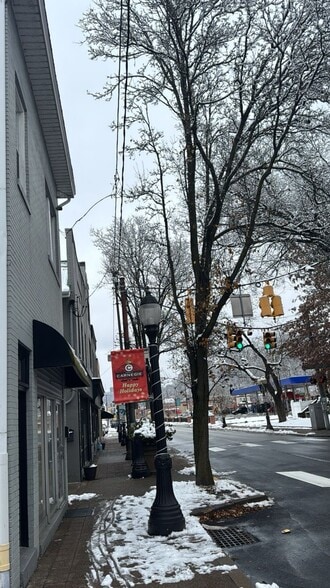 Building Photo - 319 E Main St