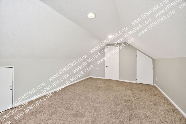 Building Photo - 6717 Roseland Dr