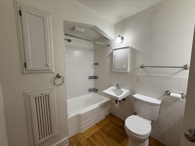 Building Photo - 1 Bed 1 Bath Historic Preserved Douglas Apartments in Desirable Lowry Hill
