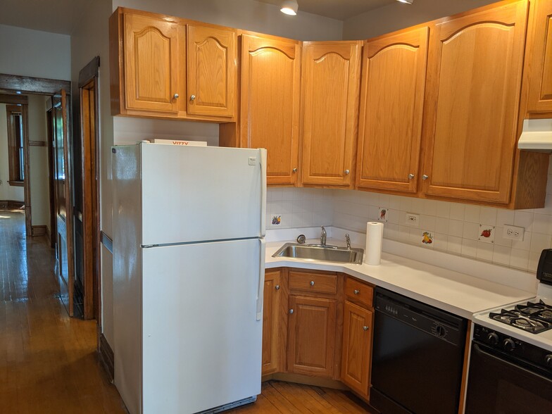 Kitchen - 3733 N Greenview Ave