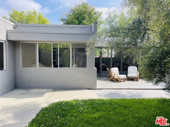 Building Photo - 423 W Ellis Ave