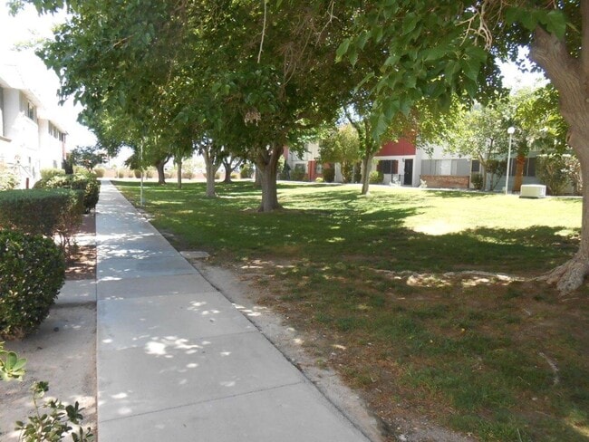 Building Photo - Spacious 2 story Townhouse with Community Pool