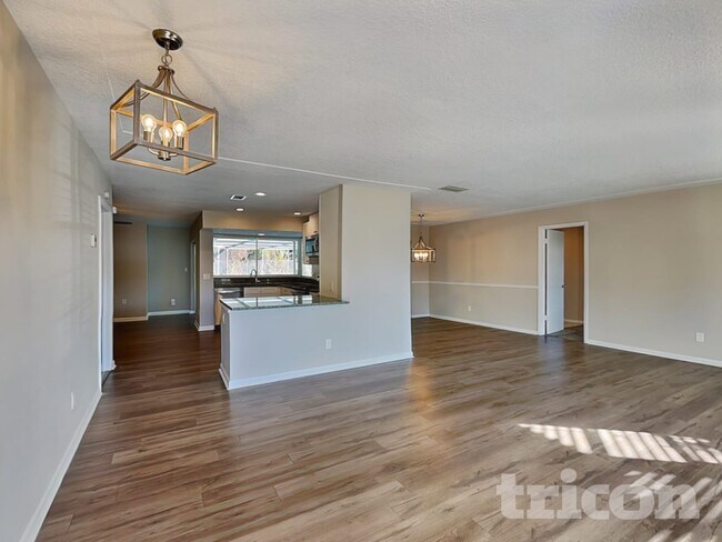 Building Photo - 3516 E Roundtree Dr