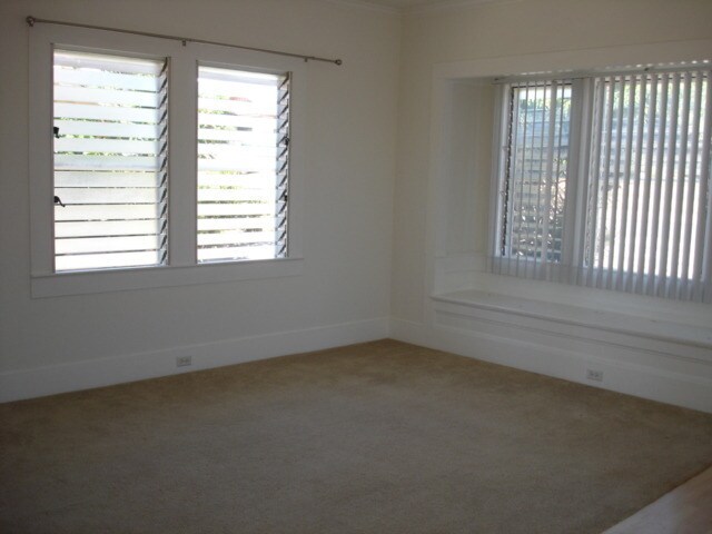 Building Photo - Charming 3 bedroom, 1 bath house with gara...