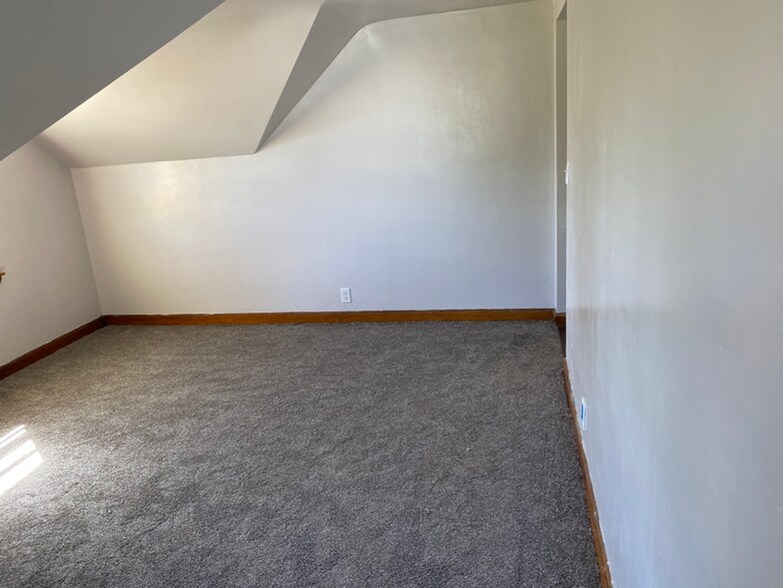 Well-maintained upper unit located in a quiet Wausau neighborhood close to shopping, restaurants, sc - 1202 S 11th Ave