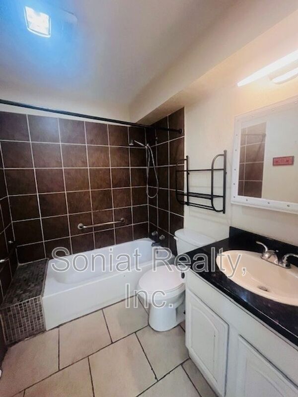 Building Photo - 1403 Port St