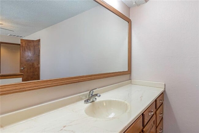 Building Photo - 904 Oakwood Dr