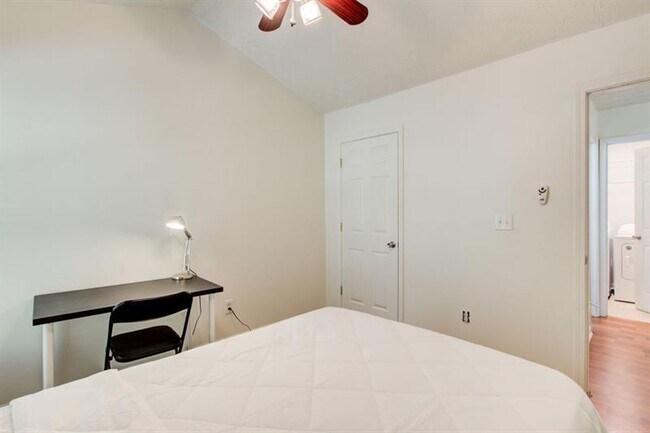 Building Photo - 1204 Gates Cir SE