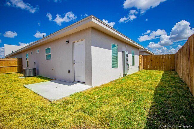Building Photo - 3405 Sahara Dr