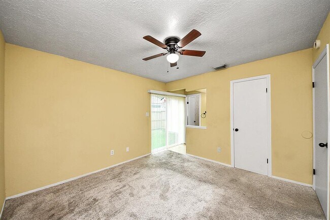 Building Photo - 2614 Village Cir Dr