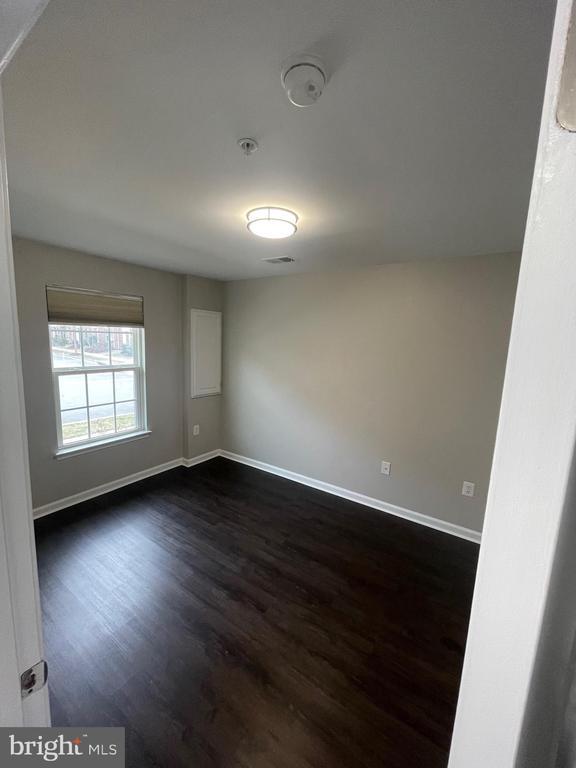 Building Photo - 8110 S Channel Dr