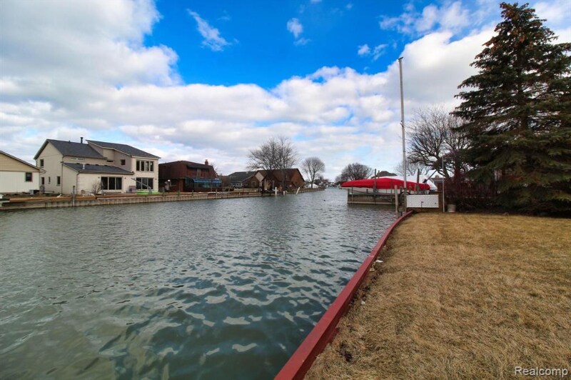 Building Photo - 37752 Huron Pointe Dr