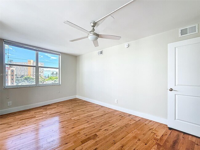 Building Photo - 401 N Riverside Dr