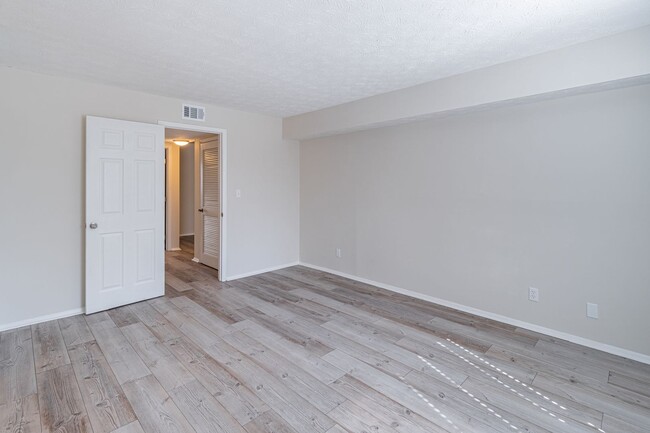 Building Photo - Renovated 2 bedroom Condo in gated Roswell...