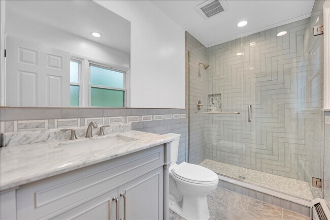 Building Photo - 1001 Oak Ln