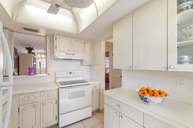 Building Photo - 1333 E Hallandale Beach Blvd