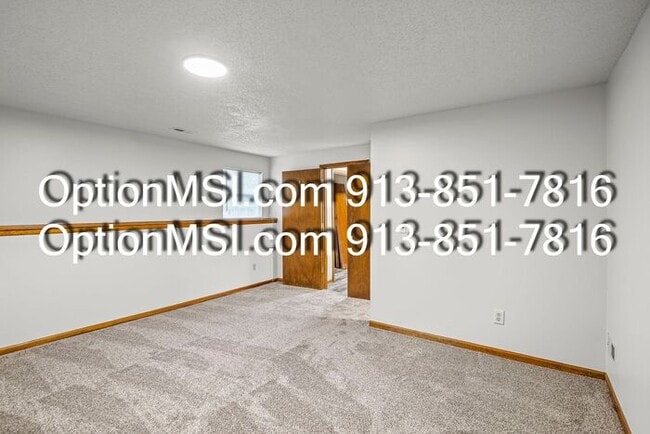Building Photo - Spacious townhouse