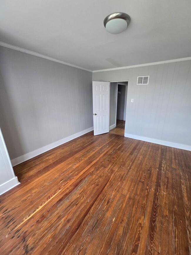 Building Photo - 3BR Home + Finished Basement + 1BR Apt
