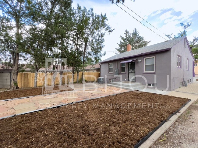 Building Photo - Located Close to Memorial Park!