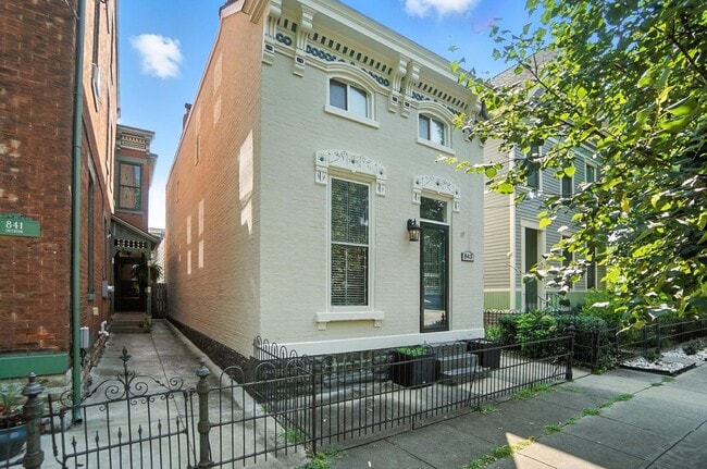 Building Photo - Two Bedroom in Newport!