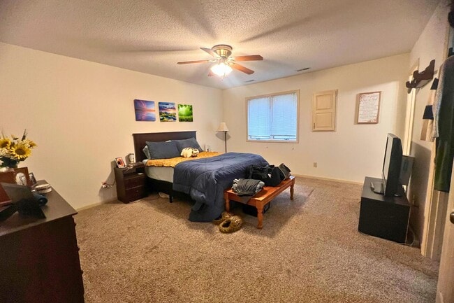 Building Photo - 2402 Garden Dr