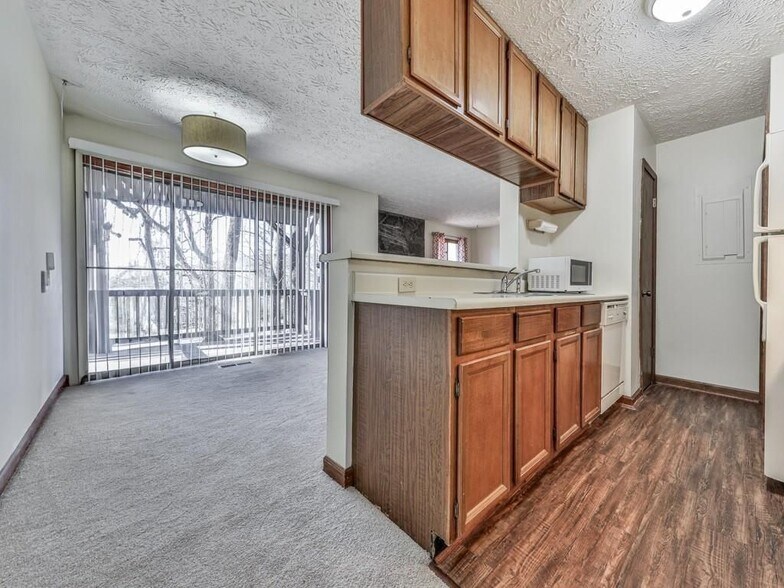 Building Photo - 1101 Fairway Oaks