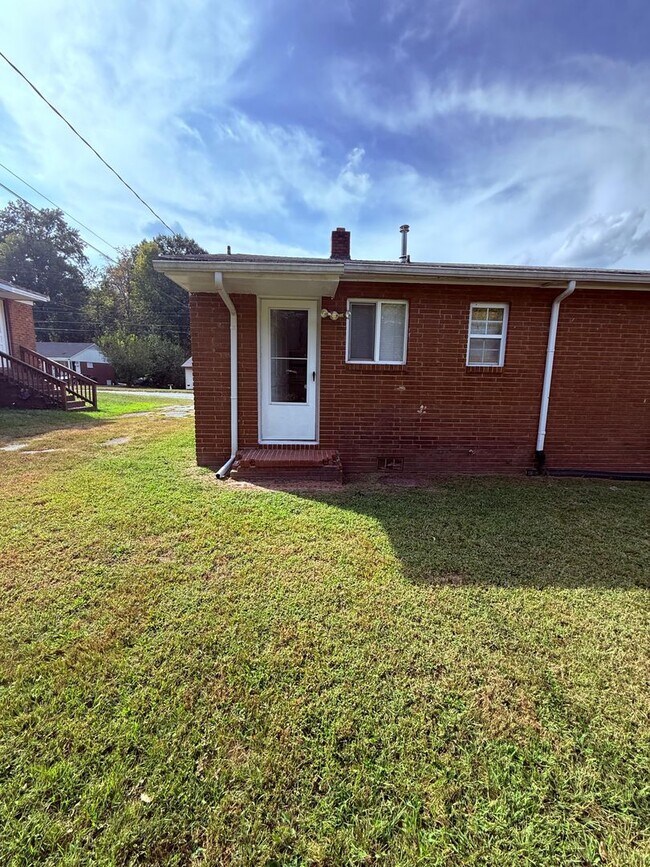 Building Photo - 812 Douglas Dr