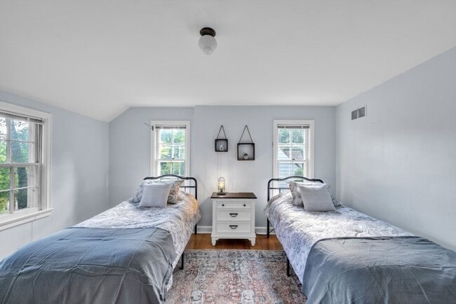 Building Photo - Charming 2 Bed 2 Bath House in the Heart o...