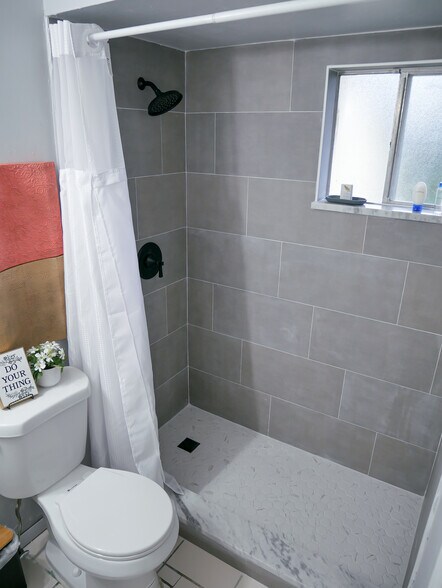 Building Photo - 1453 Hendren Dr