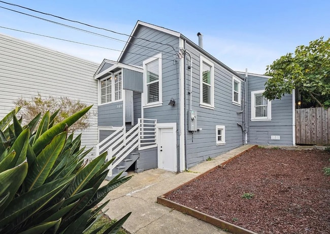 Building Photo - Renovated cottage on huge lot! This stylis...