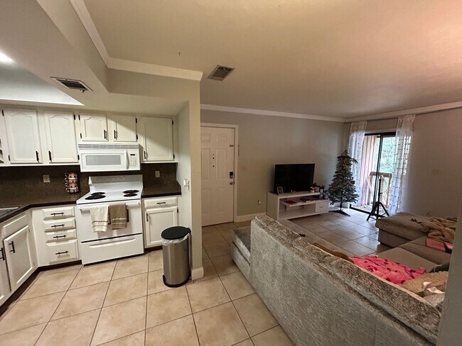 Building Photo - Creekside Villas A4