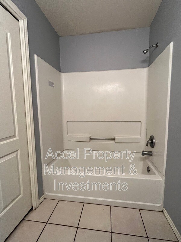 Building Photo - 1522 W Nolana Ave