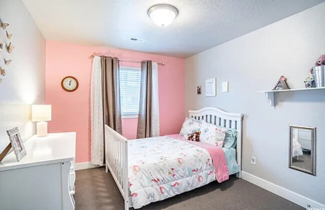 Building Photo - 5 bed 3.5 Bath Townhome.