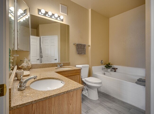 Building Photo - Fully Furnished 2 Bedroom 2 Bath Breathe T...