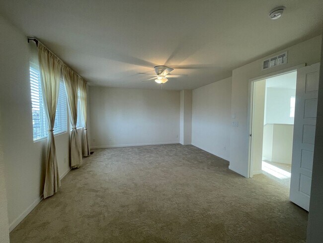 Building Photo - Perfect Location and Perfect Condition!