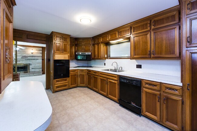 Building Photo - "Charming 3-Bedroom Oasis with 2 Full Baths – Spacious 2,295 Sq Ft Home in Charlotte's Heart!"