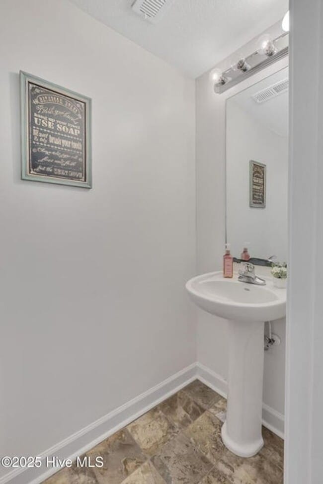 Building Photo - Very Well Maintained Townhome In Carolina ...