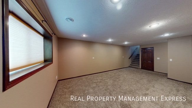 Building Photo - Modern 4 Bedroom 2 Bathroom Twin-Home in Tea