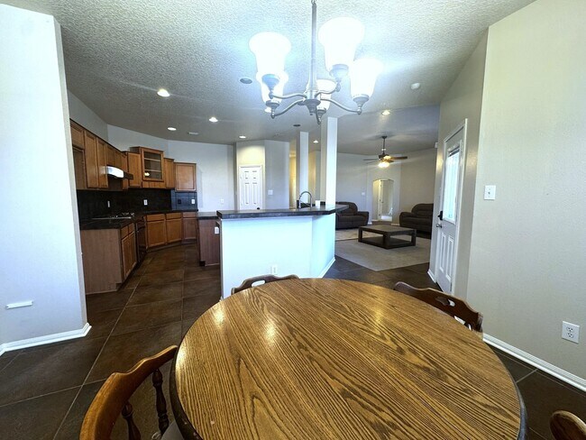 Building Photo - 772 Riverside Dr