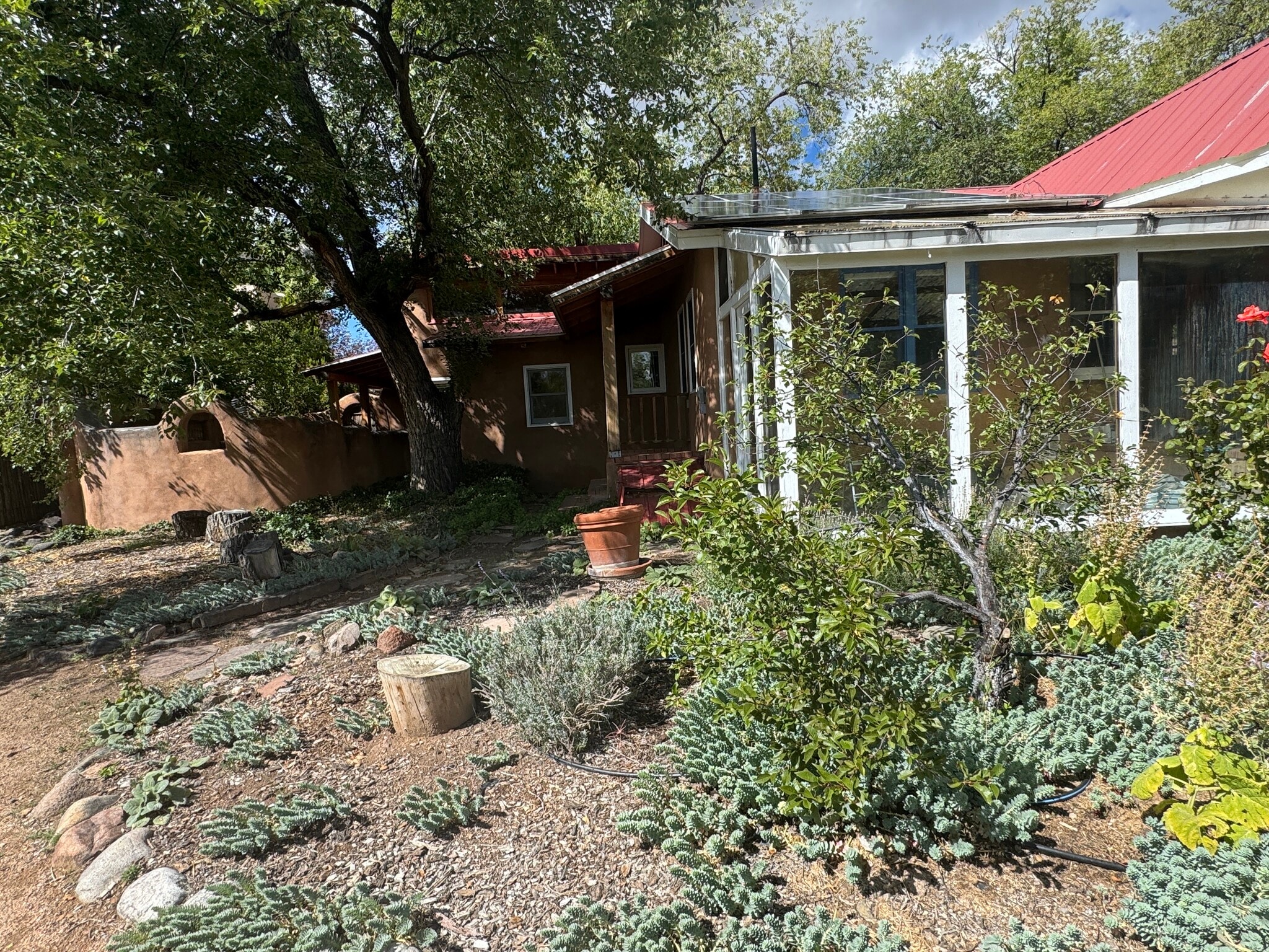 Outside - 1706 W Alameda St