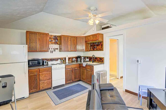 Building Photo - 5169 Caroline Ave