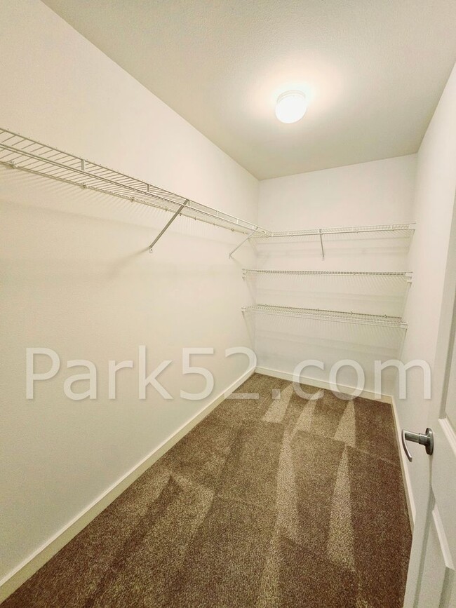 Building Photo - $500 Off 1st Full Month! 3 Bedroom Upper L...